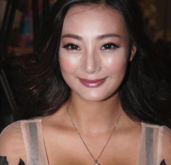 王李丹妮摇奶星球大战 胸这么大是纯天然的吗