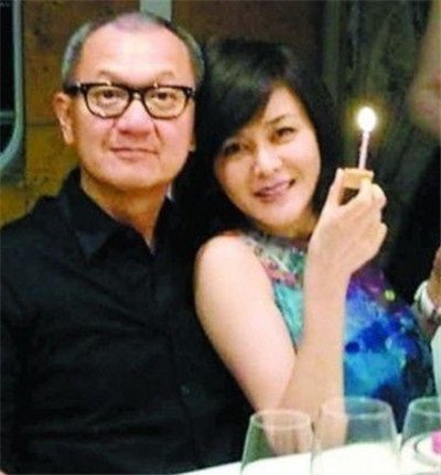 刘銮雄和关之琳高尔夫是怎么回事 放了两个:刘銮雄把高尔夫球塞到了哪