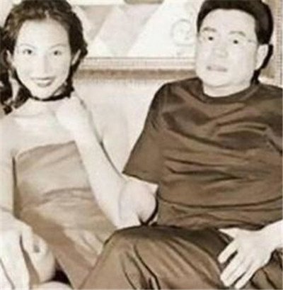 刘銮雄和关之琳高尔夫是怎么回事 放了两个:刘銮雄把高尔夫球塞到了哪