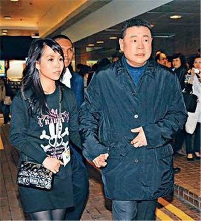 刘銮雄和关之琳高尔夫是怎么回事 放了两个:刘銮雄把高尔夫球塞到了哪