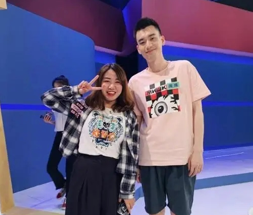 庞博与妻子合照 脱口秀演员庞博英年早婚的老婆