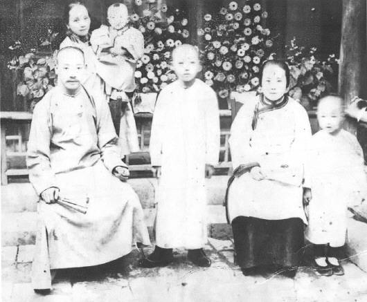 �׾�����ԭ����˭ �־������Ů������ô����