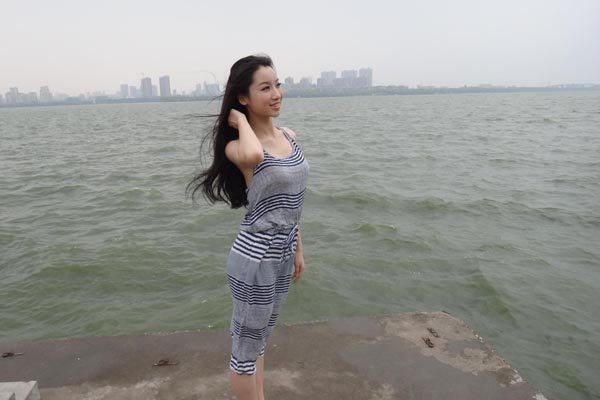 庄巧涵和袁佳怡的门事件 两个献B门女主角非常人