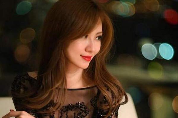 庄巧涵和袁佳怡的门事件 两个献B门女主角非常人