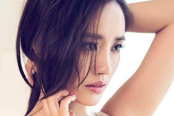 王智胸部怎么这么大 穿比基尼在游泳池中秀好身材