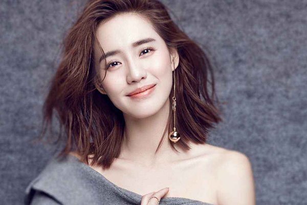 王智胸部怎么这么大 穿比基尼在游泳池中秀好身材