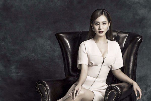 王智胸部怎么这么大 穿比基尼在游泳池中秀好身材