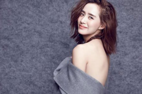 王智胸部怎么这么大 穿比基尼在游泳池中秀好身材