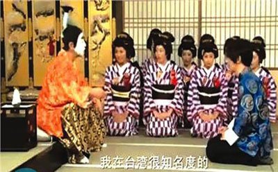 魔术师刘谦怎么消失了 跪日本天皇:刘谦给日本人跪着磕头视频是真的吗