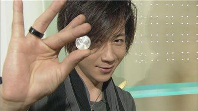 魔术师刘谦怎么消失了 跪日本天皇:刘谦给日本人跪着磕头视频是真的吗