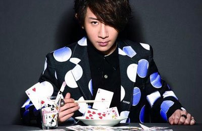 魔术师刘谦怎么消失了 跪日本天皇:刘谦给日本人跪着磕头视频是真的吗