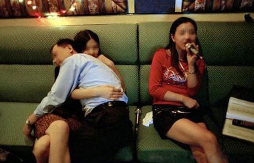 ktv陪酒的女孩子都做什么 搂搂抱抱的商务ktv能玩到什么程度