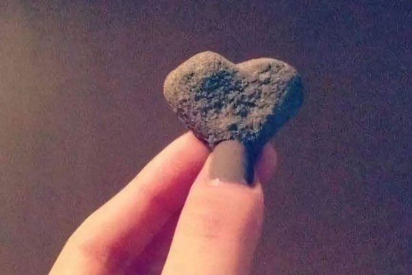 李晨心形石头什么意思 欺骗太多女星:让他妈妈都躺枪了