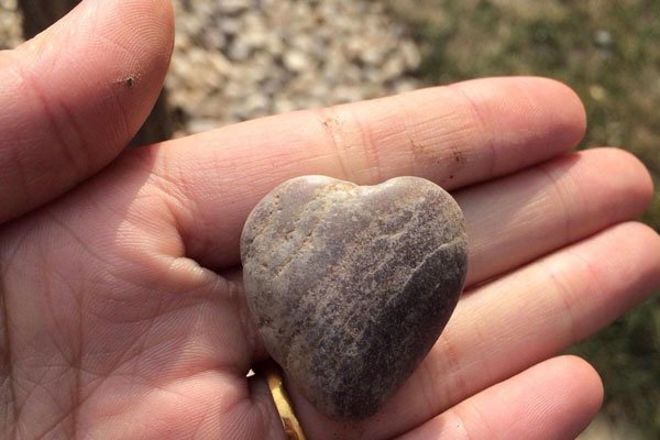 李晨心形石头什么意思 欺骗太多女星:让他妈妈都躺枪了