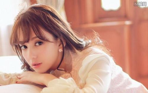 方媛整容进化史 样子有点土:方媛农村出身丑照