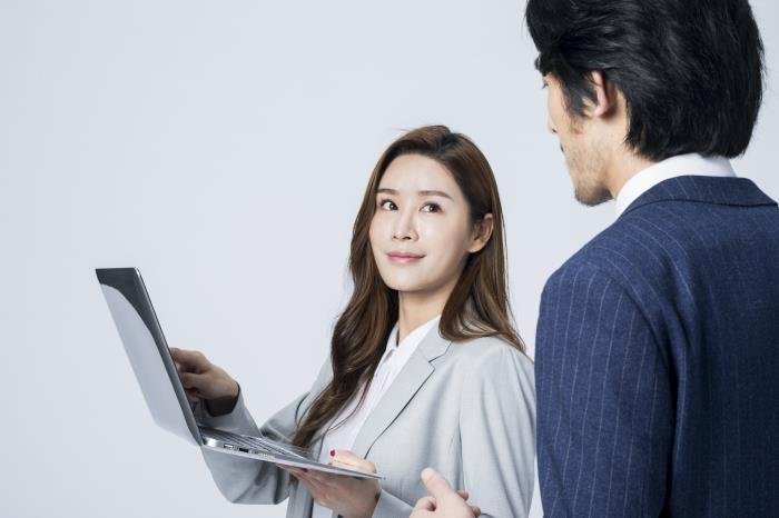 男领导撩我是喜欢我吗 你欲拒还迎:男领导撩女下属表现