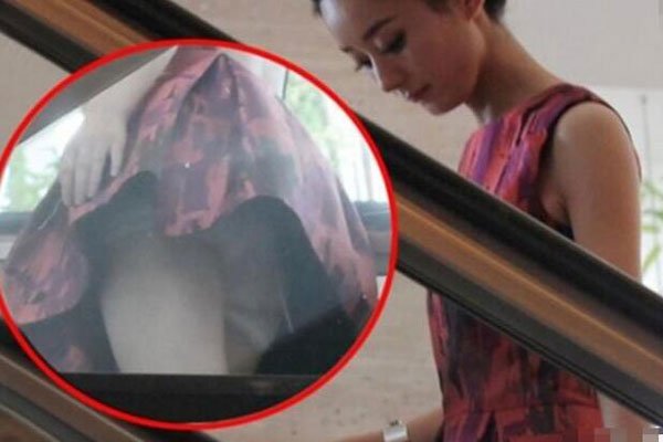 赵丽颖身材走光图 胸部小平个小又无料