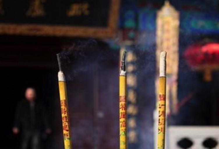 三根香高低不同的图解 民间传说烧香图解三根香长短不一