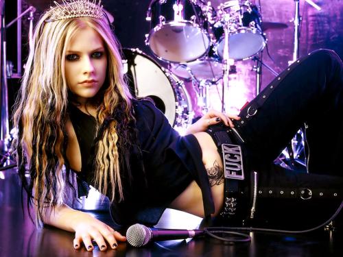 艾薇儿为什么消失了 是替身:艾薇儿已经不是本人了证据