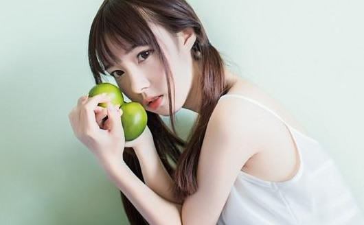 �ĸ���Ů����˯����С���� �ǳ���Ц��С�����е���