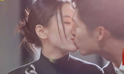 接吻伸舌头和不伸舌头有啥区别 接吻时为什么男生喜欢伸舌头