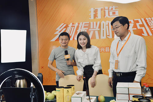 淘宝k姐个人资料简介 离过婚?淘宝k姐老公峰哥的家庭背景